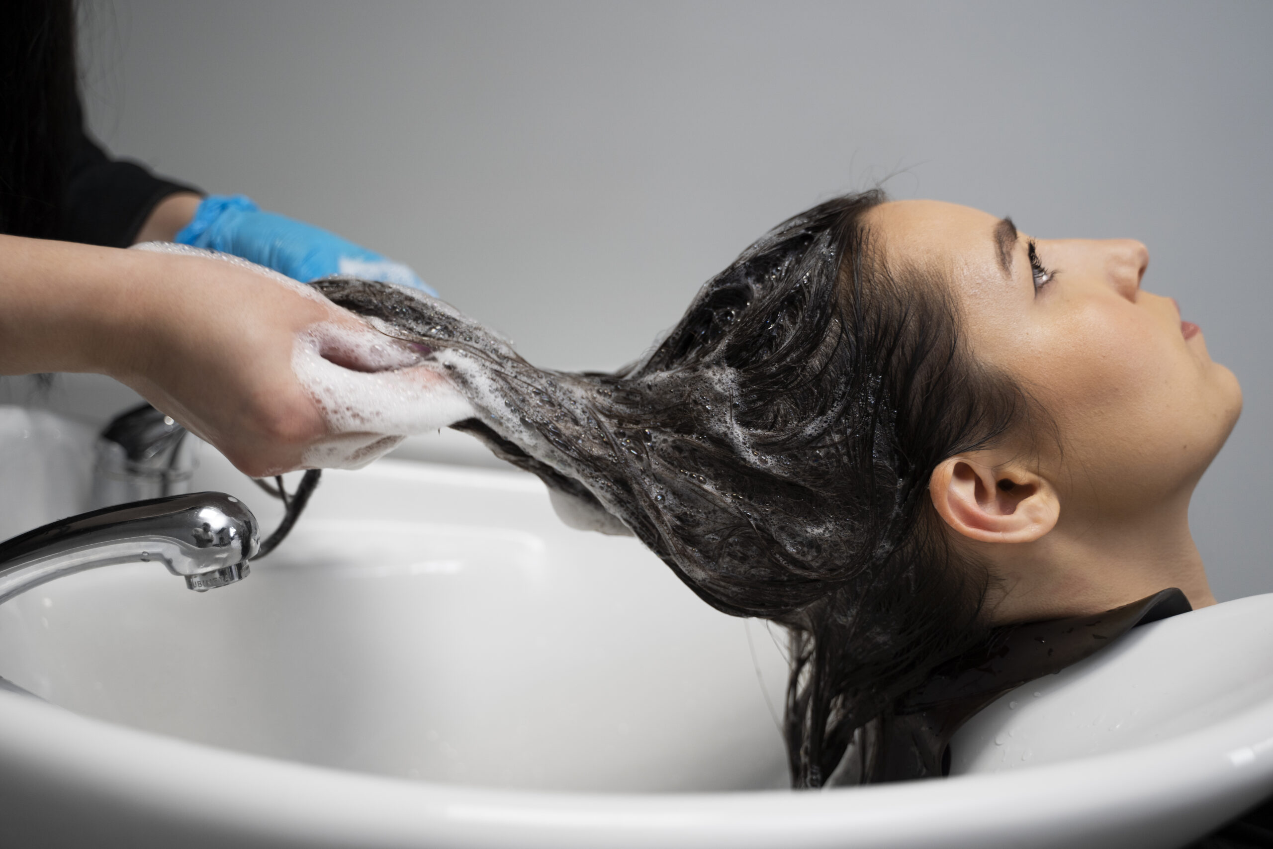 Professional comparison of silicone vs silicone-free hair treatments at Niche Salon Bangkok